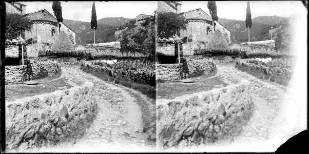 Absis de l'església de Sant Salvador de Bianya, camí i la Masia del Puig al fons
