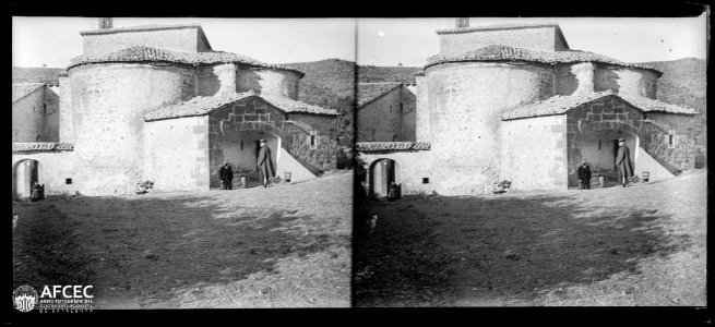 Absis i façana sud del monestir de Sant Celdoni i Sant Ermenter de Cellers amb algunes persones al voltant