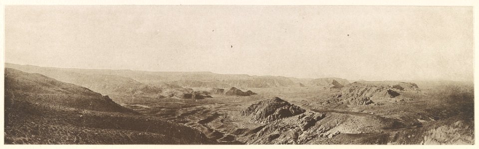 Absturz des Hochplateaus von Süd-Syrien zur nordarabischen Sandelbene am Wege von Maʻân nach Akaba (Nagb Eschtâr), ca. 300 m. LCCN2014648758