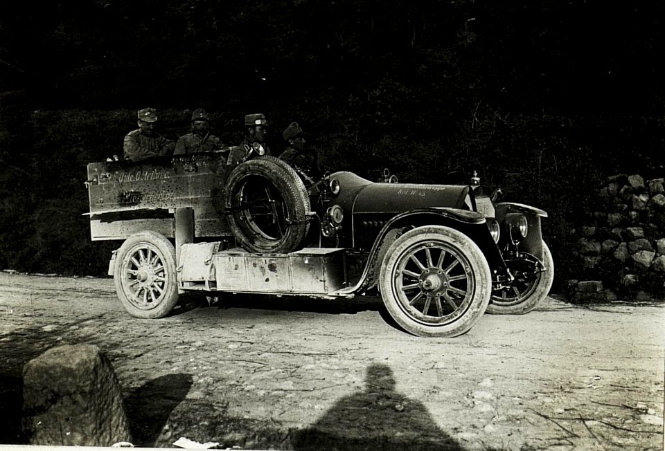 Abteilungsauto in Zalosce, 16.4.1916. (BildID 15594214)
