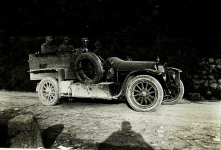Abteilungsauto in Zalosce, 16.4.1916. (BildID 15594214)