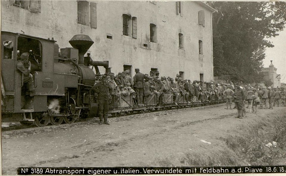 Abtransport eigener u.italien.Verwundete mit Feldbahn a.d.Piave 18.6.18. (BildID 15619710)