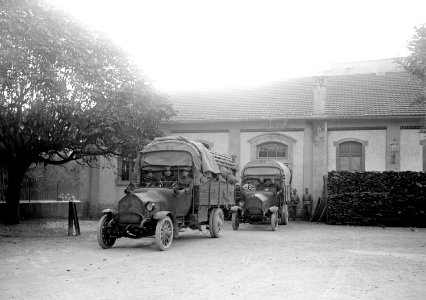 Abteilungransport des Brotes an die Truppe mit Lastwagen - CH-BAR - 3240843
