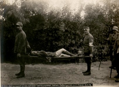 Abtransport eines schwer verwundeten italien.Gefangenen a.d.Piave 20.6.18. (BildID 15619527)