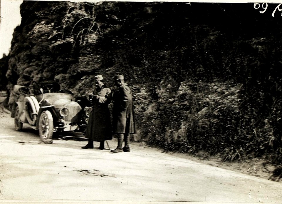 Abteilungsauto mit Defekt nächst Bahnhof Santa Lucia - Tolmein, 8.5.1916. (BildID 15594537)