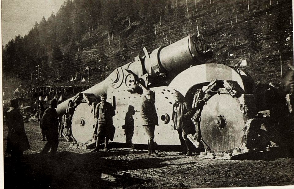 Abtransport eines erbeuteten italienischen 26cm Schiffsgeschützes im Assatal. (BildID 15576460)