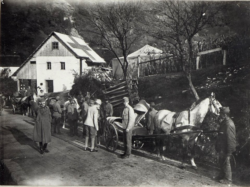 Abtransport Schwerverwundeter auf Karretten, 13.9.17. (BildID 15604674)
