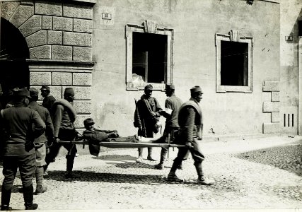 Abtransport eines Verletzen. (BildID 15587532)