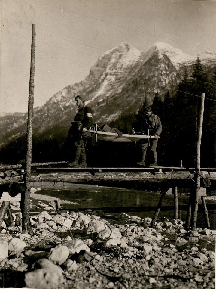 Abtransport der Verwundeten im Seebachtal.(J.R.7.) (BildID 15506674)