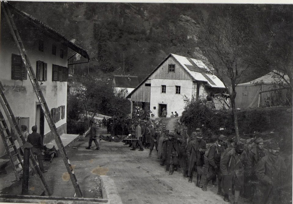 Abtransport Leichtverwundeter a.d.Isonzofront.13.9.17. (BildID 15604639)