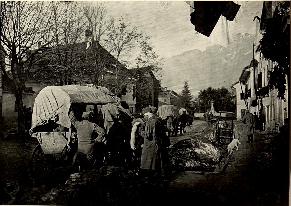Abtransport Verwundeter in zweiräderigen landesüblichen Fuhrwerken vom Reserve Spital 2-7 in Mauthen. (BildID 15465271)