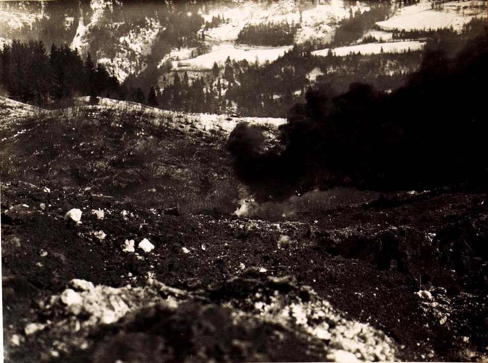 Abwehr eines Gegenangriffes mit Handgranaten und Flammenwerfer. (Techn.Kurs in Oberfellach. 25-II.1917.) (BildID 15494732)
