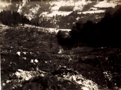 Abwehr eines Gegenangriffes mit Handgranaten und Flammenwerfer. (Techn.Kurs in Oberfellach. 25-II.1917.) (BildID 15494732)