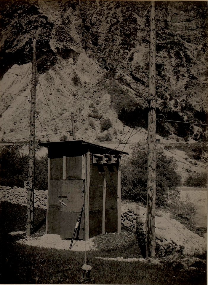 Abzweigstation von der Fernleitung Elektrizitäts Werk Unterbreth - Klause zur Antriebsstation der Seilbahn S.10 in der MOSENCA. Aufgenommen am 19. Mai 1916. (BildID 15475713)