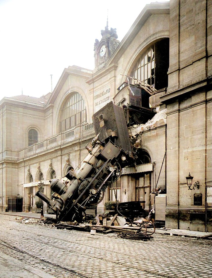 Accident du Granville-Paris à Montparnasse. 22 octobre 1895-colorized