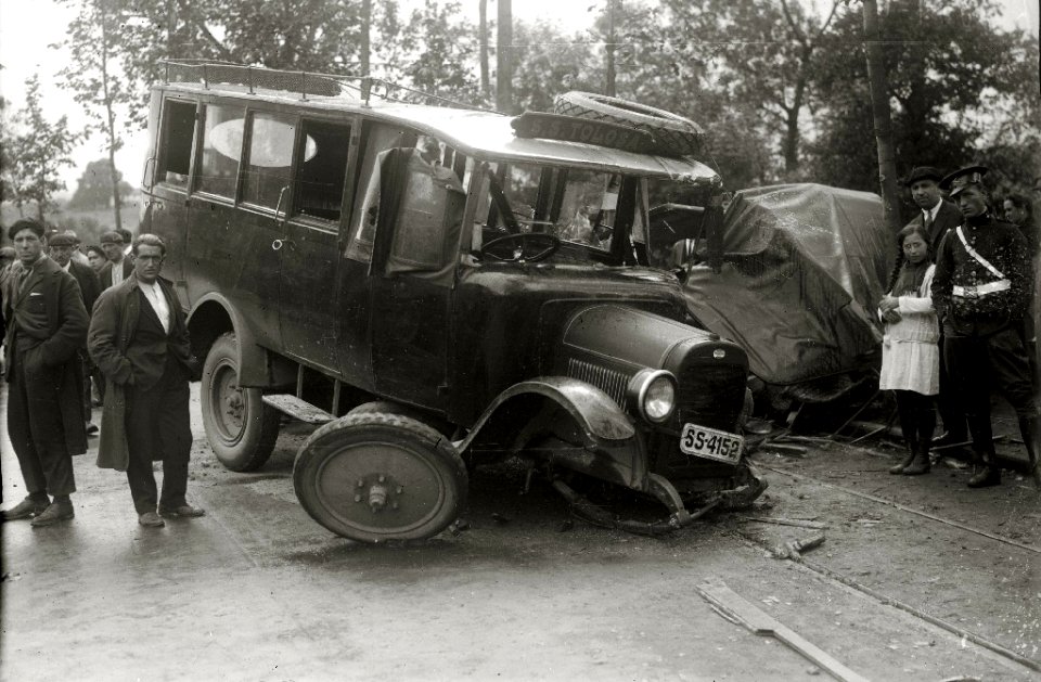 Accidente de tráfico entre un autobús de transporte público y un automóvil (1 de 4) - Fondo Car-Kutxa Fototeka