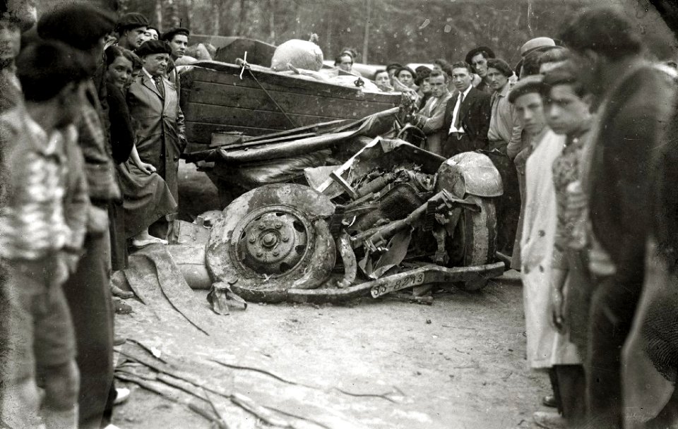 Accidente de tráfico entre un autobús de transporte público y un automóvil (2 de 2) - Fondo Car-Kutxa Fototeka