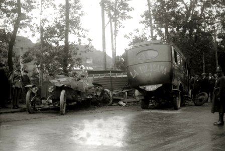 Accidente de tráfico entre un autobús de transporte público y un automóvil (2 de 4) - Fondo Car-Kutxa Fototeka