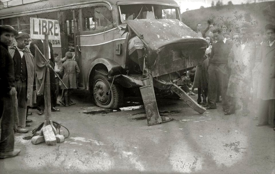 Accidente de tráfico entre un autobús de transporte público y un automóvil (1 de 2) - Fondo Car-Kutxa Fototeka