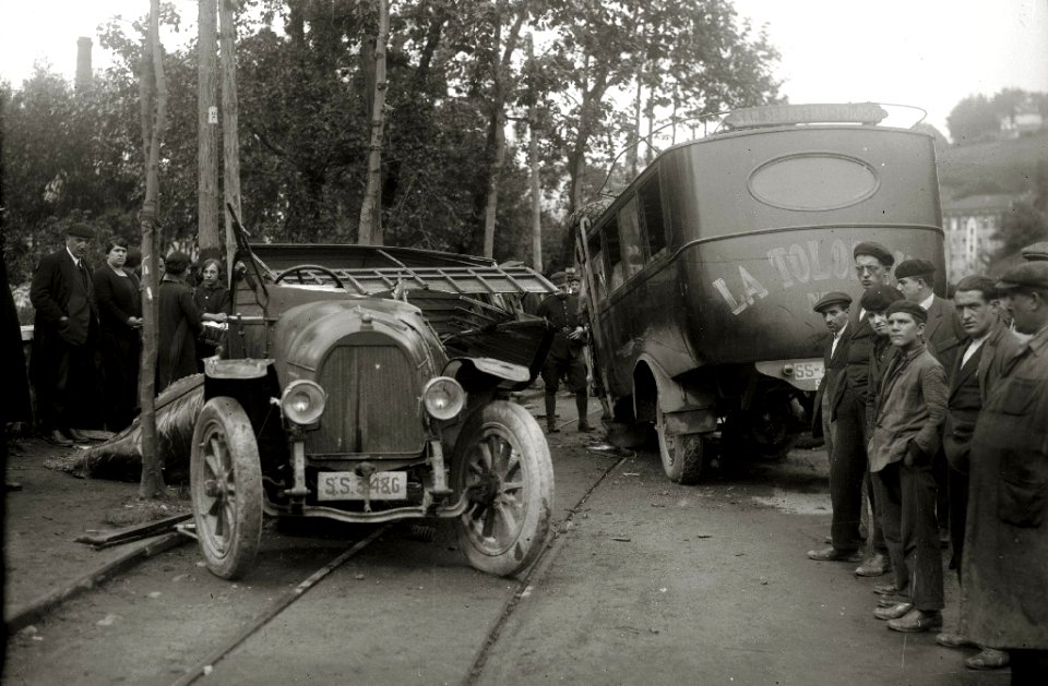 Accidente de tráfico entre un autobús de transporte público y un automóvil (3 de 4) - Fondo Car-Kutxa Fototeka
