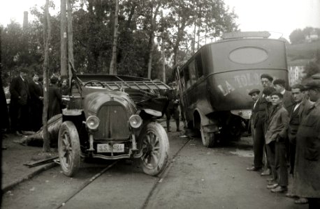 Accidente de tráfico entre un autobús de transporte público y un automóvil (3 de 4) - Fondo Car-Kutxa Fototeka