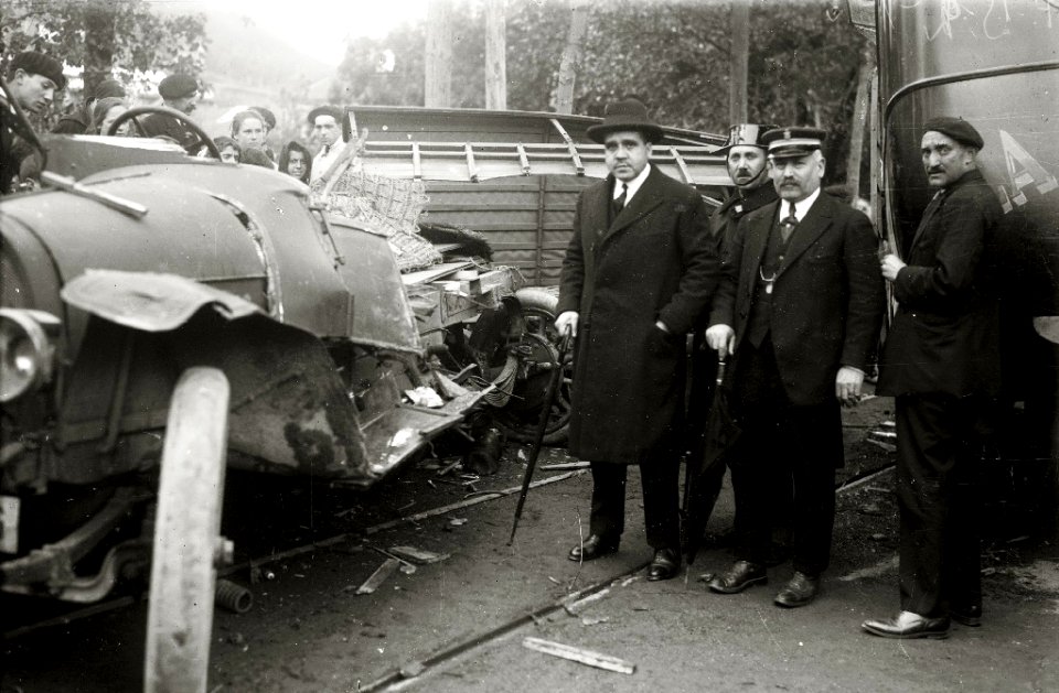 Accidente de tráfico entre un autobús de transporte público y un automóvil (4 de 4) - Fondo Car-Kutxa Fototeka