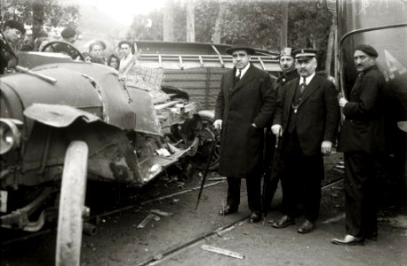 Accidente de tráfico entre un autobús de transporte público y un automóvil (4 de 4) - Fondo Car-Kutxa Fototeka