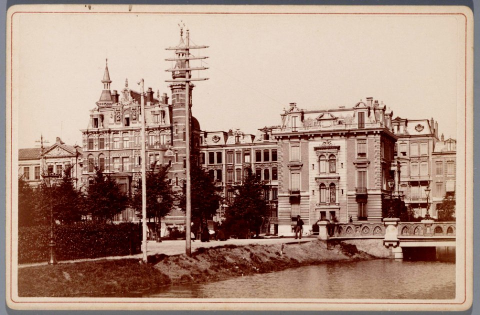 Achterzijde van de villa's aan de Weteringschans, gezien over de Stadhouderskade vanaf de in 1892 gedempte Paulus Potterkade