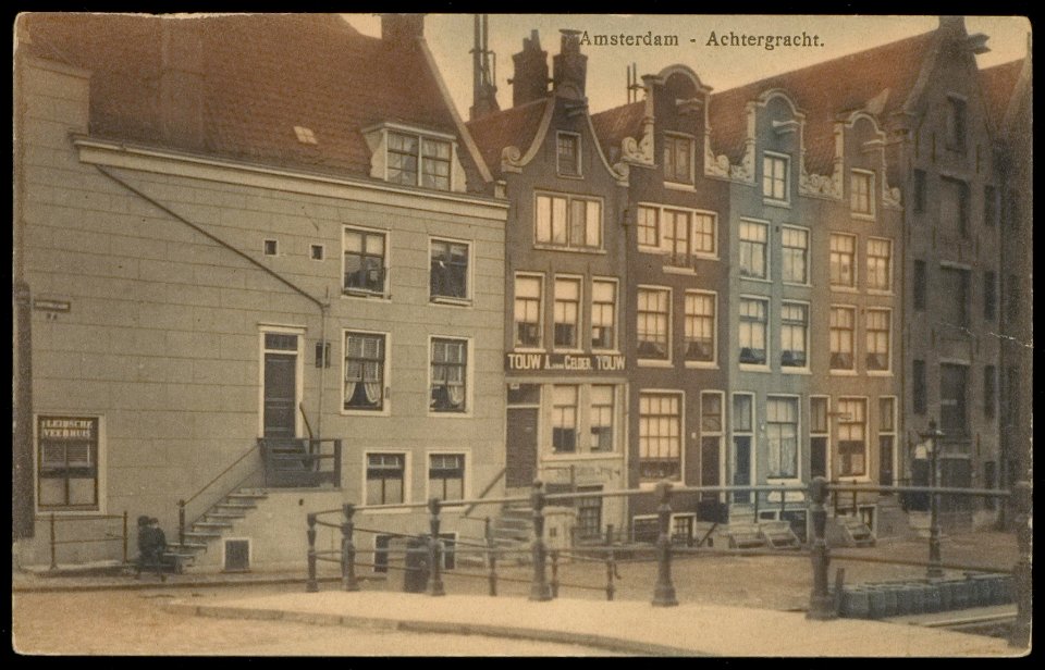 Achtergracht hoek Amstel. Uitgave Brouwer & De Veer, Amsterdam, Afb PBKD00090000002