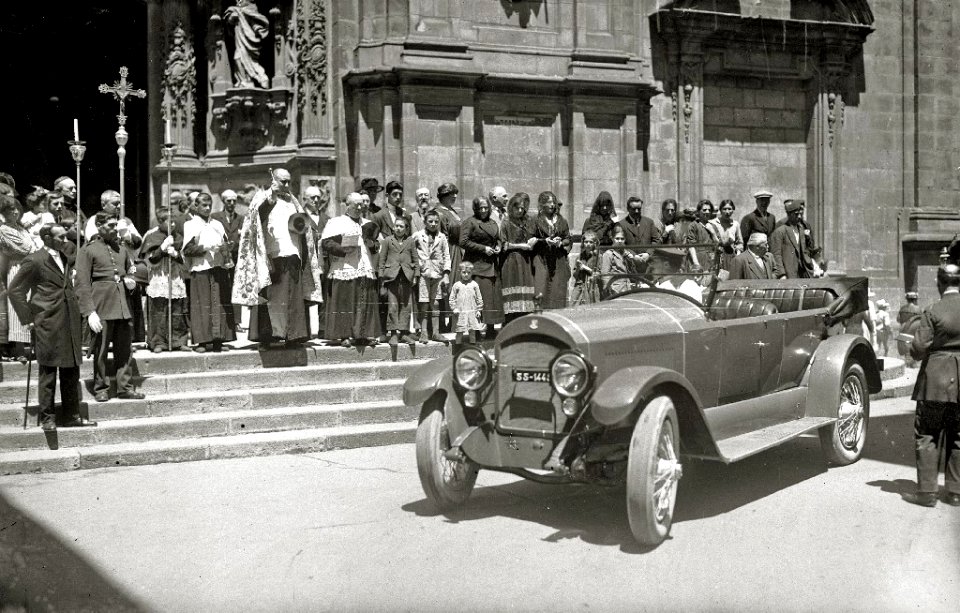 Acto de bendición de automóviles en el exterior de la iglesia de Santa María (6 de 7) - Fondo Car-Kutxa Fototeka