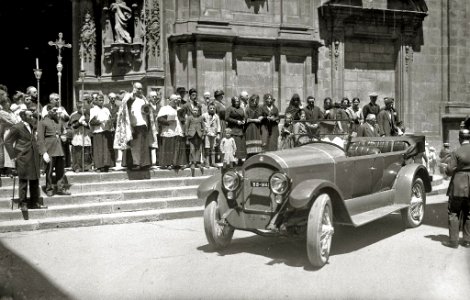 Acto de bendición de automóviles en el exterior de la iglesia de Santa María (6 de 7) - Fondo Car-Kutxa Fototeka
