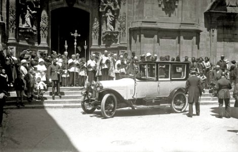 Acto de bendición de automóviles en el exterior de la iglesia de Santa María (4 de 7) - Fondo Car-Kutxa Fototeka