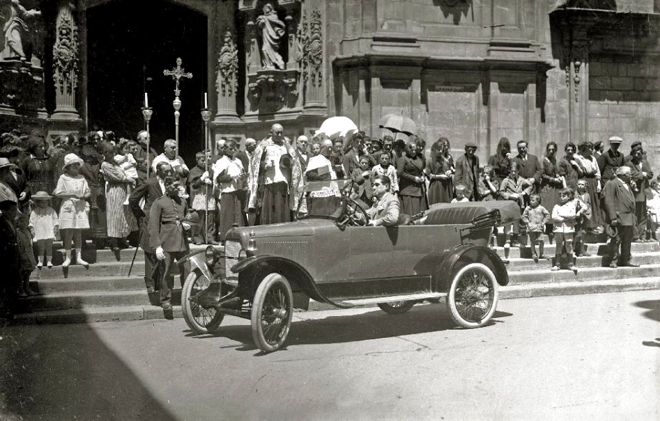 Acto de bendición de automóviles en el exterior de la iglesia de Santa María (7 de 7) - Fondo Car-Kutxa Fototeka