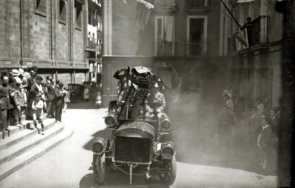 Acto de bendición de automóviles en el exterior de la iglesia de Santa María (5 de 7) - Fondo Car-Kutxa Fototeka