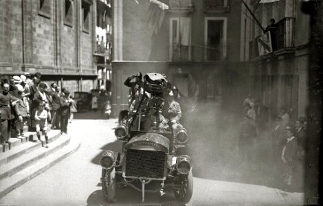 Acto de bendición de automóviles en el exterior de la iglesia de Santa María (5 de 7) - Fondo Car-Kutxa Fototeka