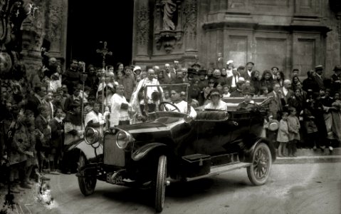 Acto de bendición de automóviles en el exterior de la iglesia de Santa María (1 de 7) - Fondo Car-Kutxa Fototeka