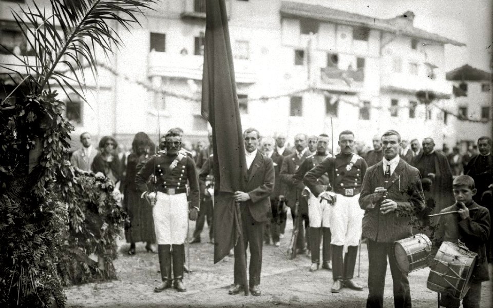 Acto político-religioso en la localidad de Usurbil (3 de 12) - Fondo Car-Kutxa Fototeka