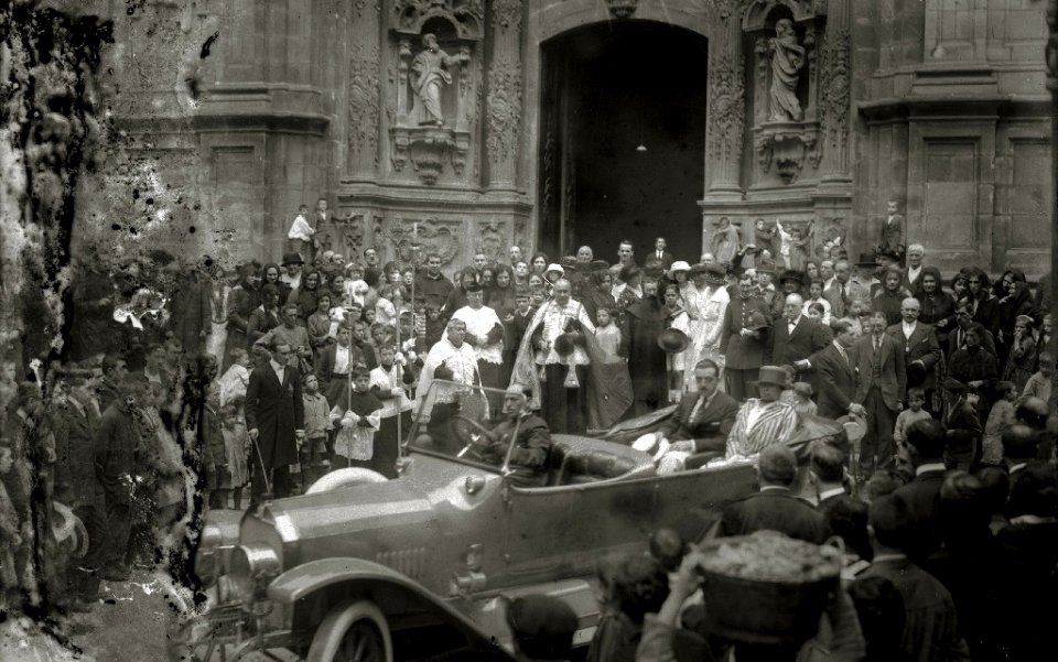 Acto de bendición de automóviles en el exterior de la iglesia de Santa María (2 de 7) - Fondo Car-Kutxa Fototeka
