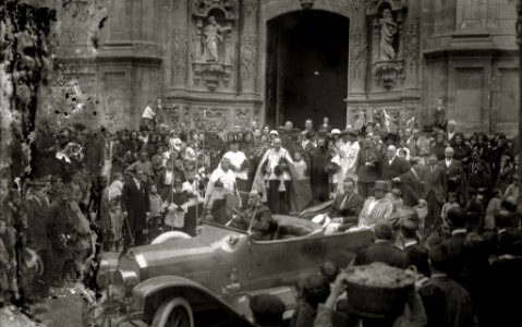 Acto de bendición de automóviles en el exterior de la iglesia de Santa María (2 de 7) - Fondo Car-Kutxa Fototeka