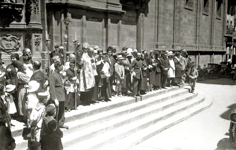 Acto de bendición de automóviles en el exterior de la iglesia de Santa María (3 de 7) - Fondo Car-Kutxa Fototeka