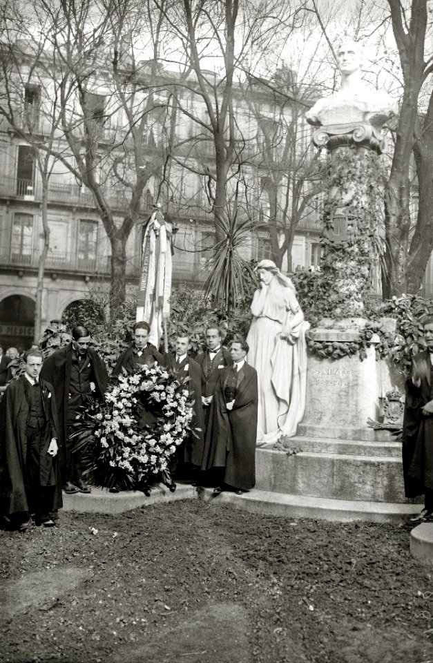 Acto de homenaje de la tuna a Usandizaga en la plaza de Gipuzkoa (1 de 2) - Fondo Car-Kutxa Fototeka