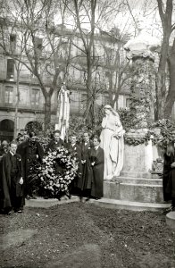 Acto de homenaje de la tuna a Usandizaga en la plaza de Gipuzkoa (1 de 2) - Fondo Car-Kutxa Fototeka