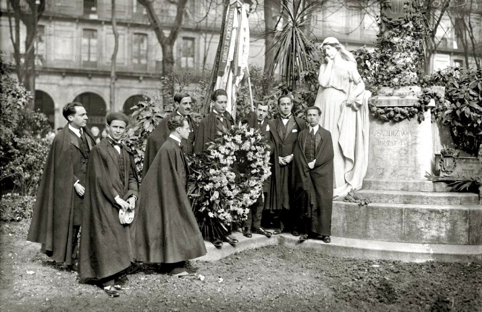 Acto de homenaje de la tuna a Usandizaga en la plaza de Gipuzkoa (2 de 2) - Fondo Car-Kutxa Fototeka