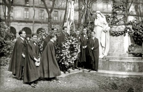 Acto de homenaje de la tuna a Usandizaga en la plaza de Gipuzkoa (2 de 2) - Fondo Car-Kutxa Fototeka