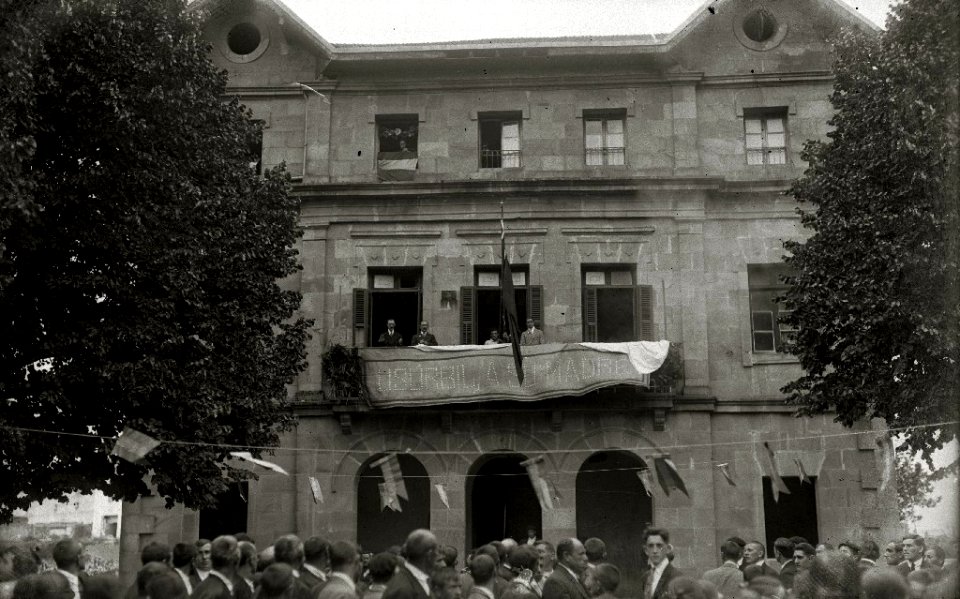 Acto político-religioso en la localidad de Usurbil (1 de 12) - Fondo Car-Kutxa Fototeka