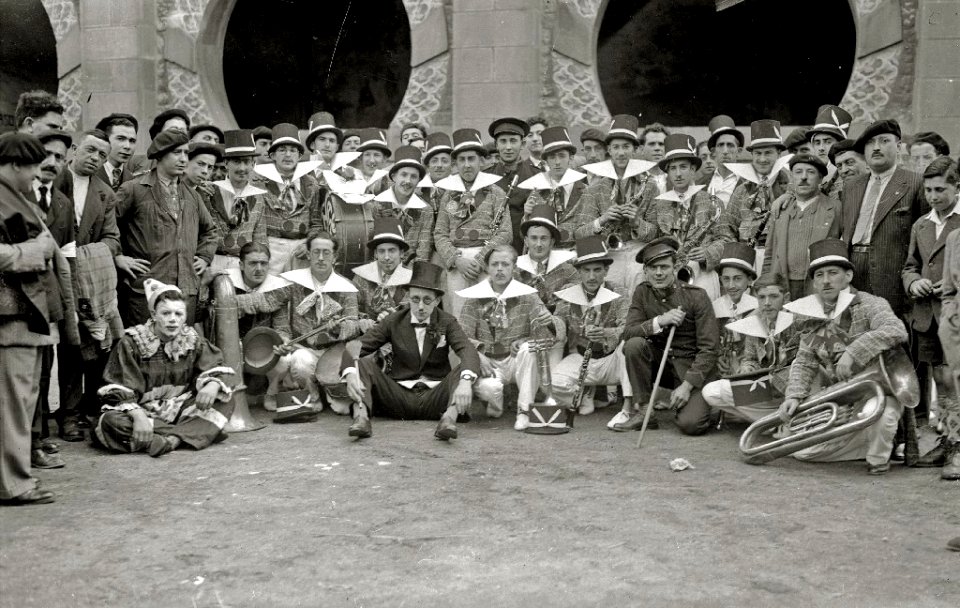 Actuación de la banda 'El Desastre de Umore Ona' de Tolosa, durante la becerrada de Euskal Billera, en la plaza de toros de 'El Txofre' (2 de 2) - Fondo Car-Kutxa Fototeka