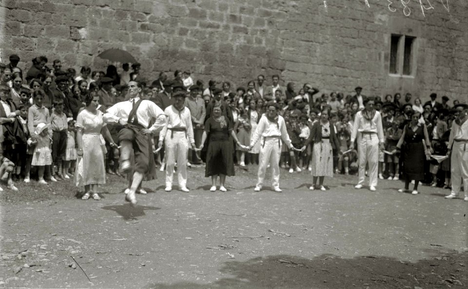 Acto religioso y aurresku junto a la ermita de Santa María la Antigua en Zumarraga (3 de 5) - Fondo Car-Kutxa Fototeka