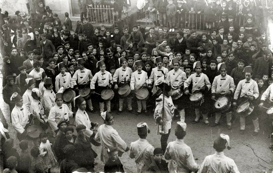 Actuación de la tamborrada Donosti Zarra por el barrio del Antiguo (10 de 13) - Fondo Car-Kutxa Fototeka