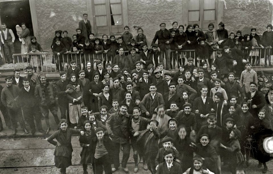 Actuación de la tamborrada Donosti Zarra por el barrio del Antiguo (11 de 13) - Fondo Car-Kutxa Fototeka