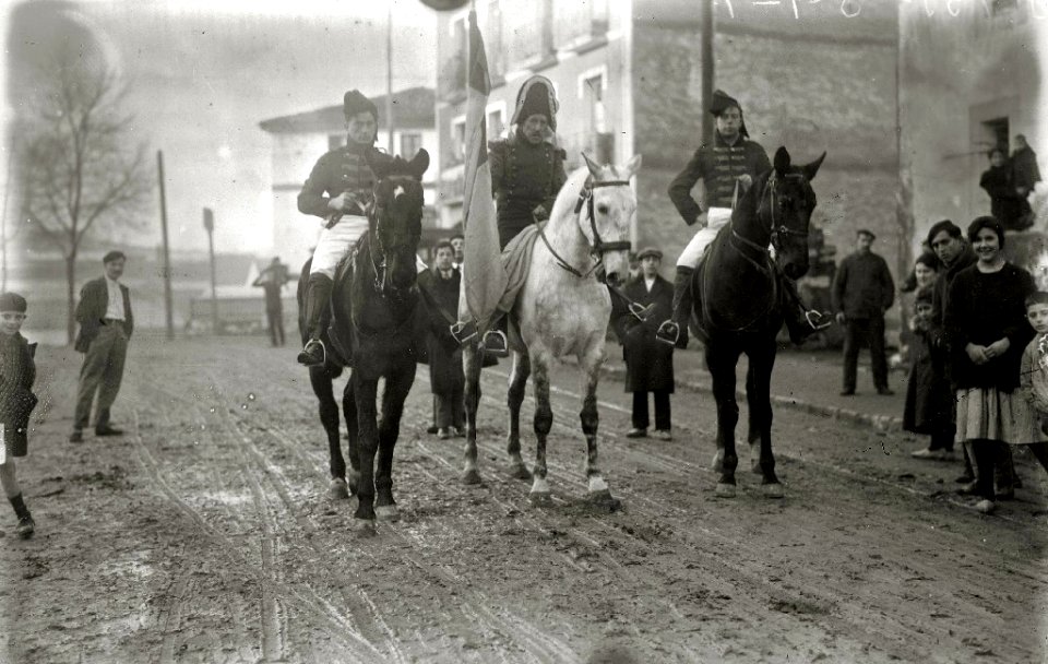 Actuación de la tamborrada Donosti Zarra por el barrio del Antiguo (12 de 13) - Fondo Car-Kutxa Fototeka